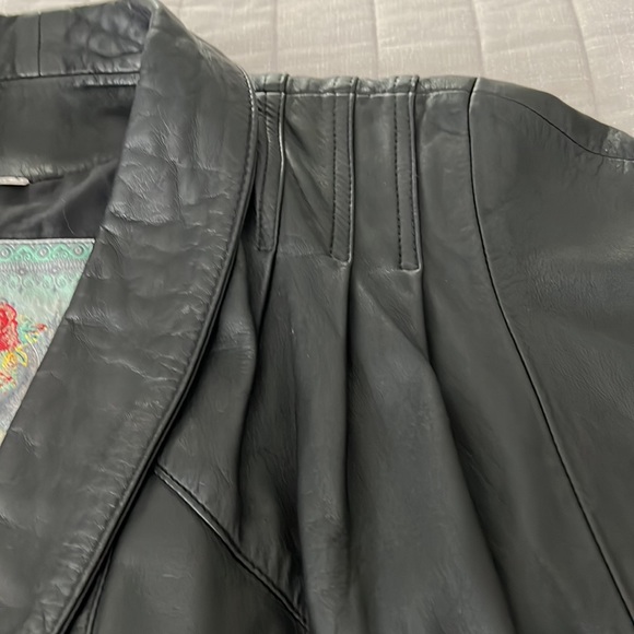 Vintage women’s Genuine leather jacket size 10/L please check measurement - Picture 15 of 17